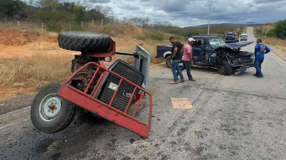 Colisão entre caminhonete D-20 e trator deixa homem gravemente ferido na PB-228, próximo a Passagem