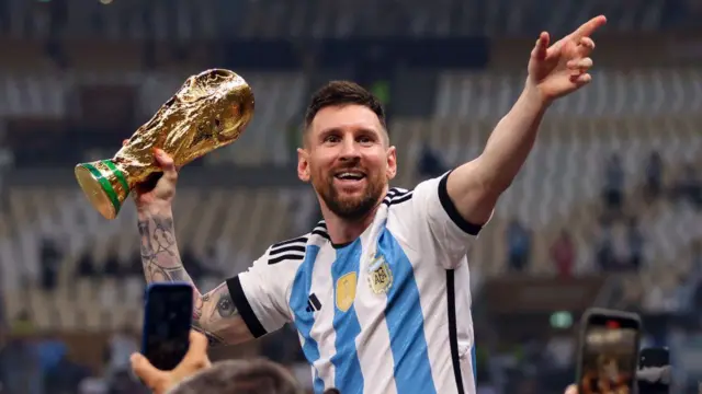Messi chega a 921 gols e alcança marca mais rápido que Cristiano Ronaldo; veja comparação