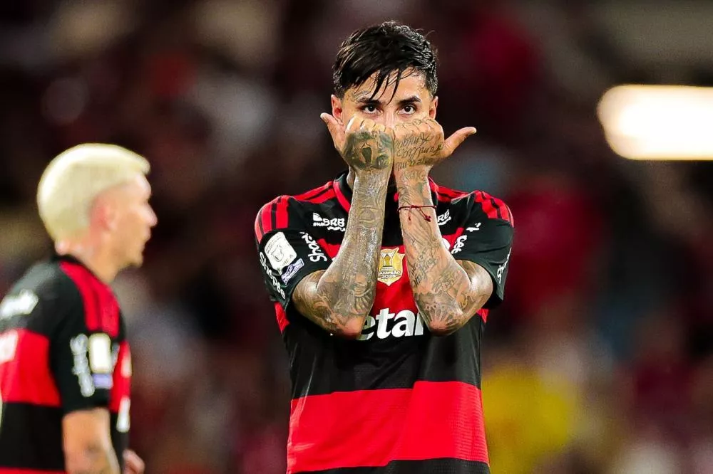 Flamengo domina Vitória, vence com golaço de Pulgar e volta a pressionar o Palmeiras na liderança do Brasileirão