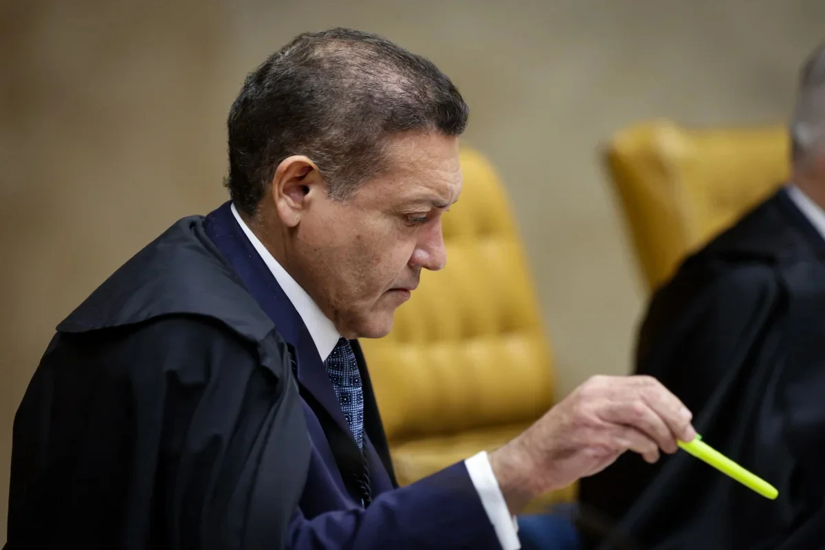 Presidente do TSE, Nunes Marques restabelece filiação de Flávio ao PL