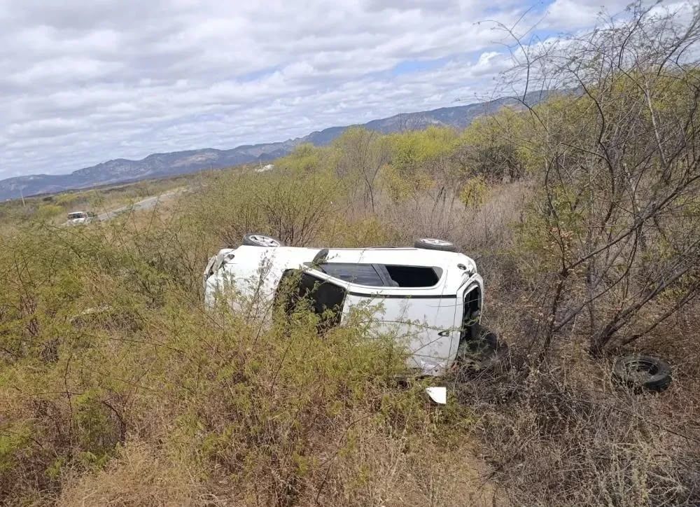 Celta capota na PB-262 entre Patos e São José do Bonfim; motorista não tinha CNH