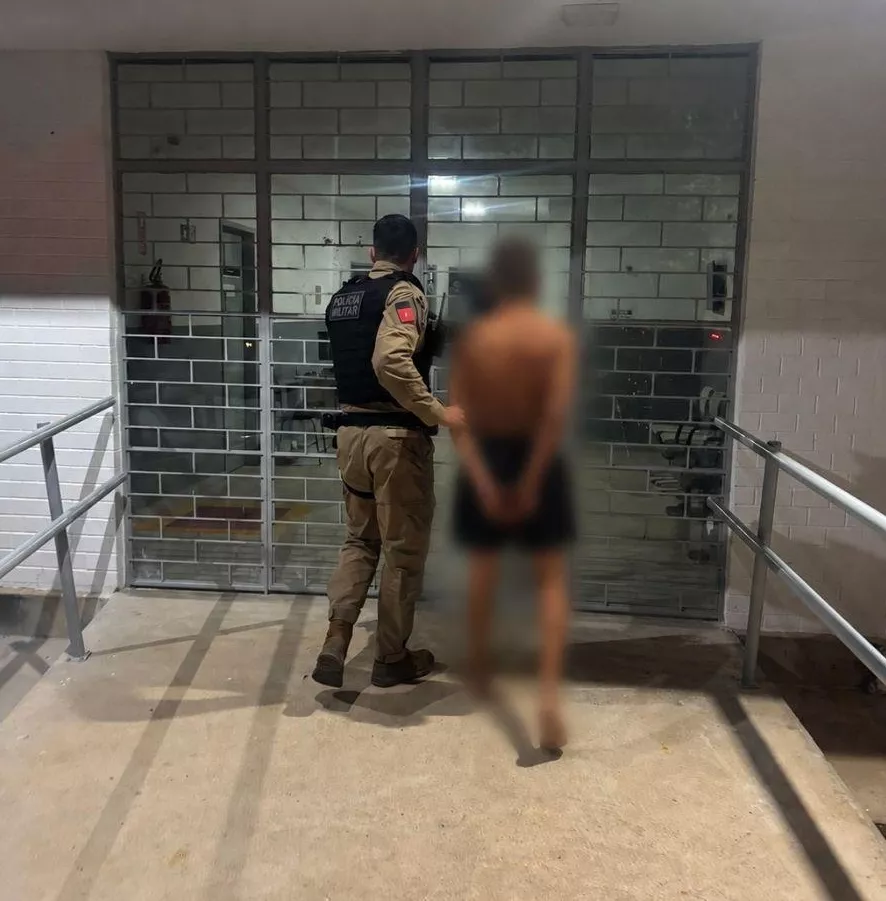 Polícia Militar prende homem após ameaças e tentativa de agressão com armas brancas em Desterro