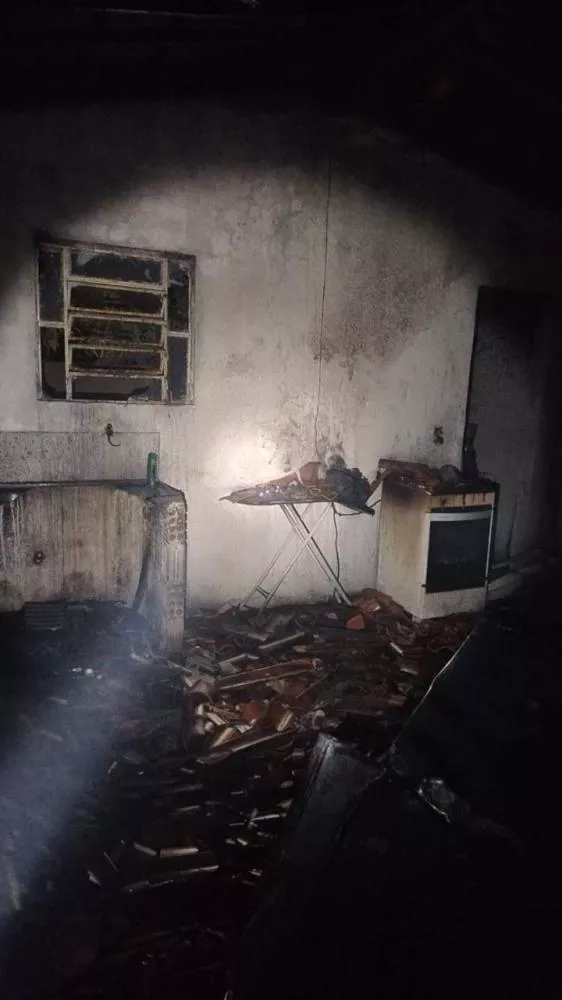 Incêndio atinge residência e mobiliza equipes do Corpo de Bombeiros em São Mamede, na noite desta terça-feira (25)